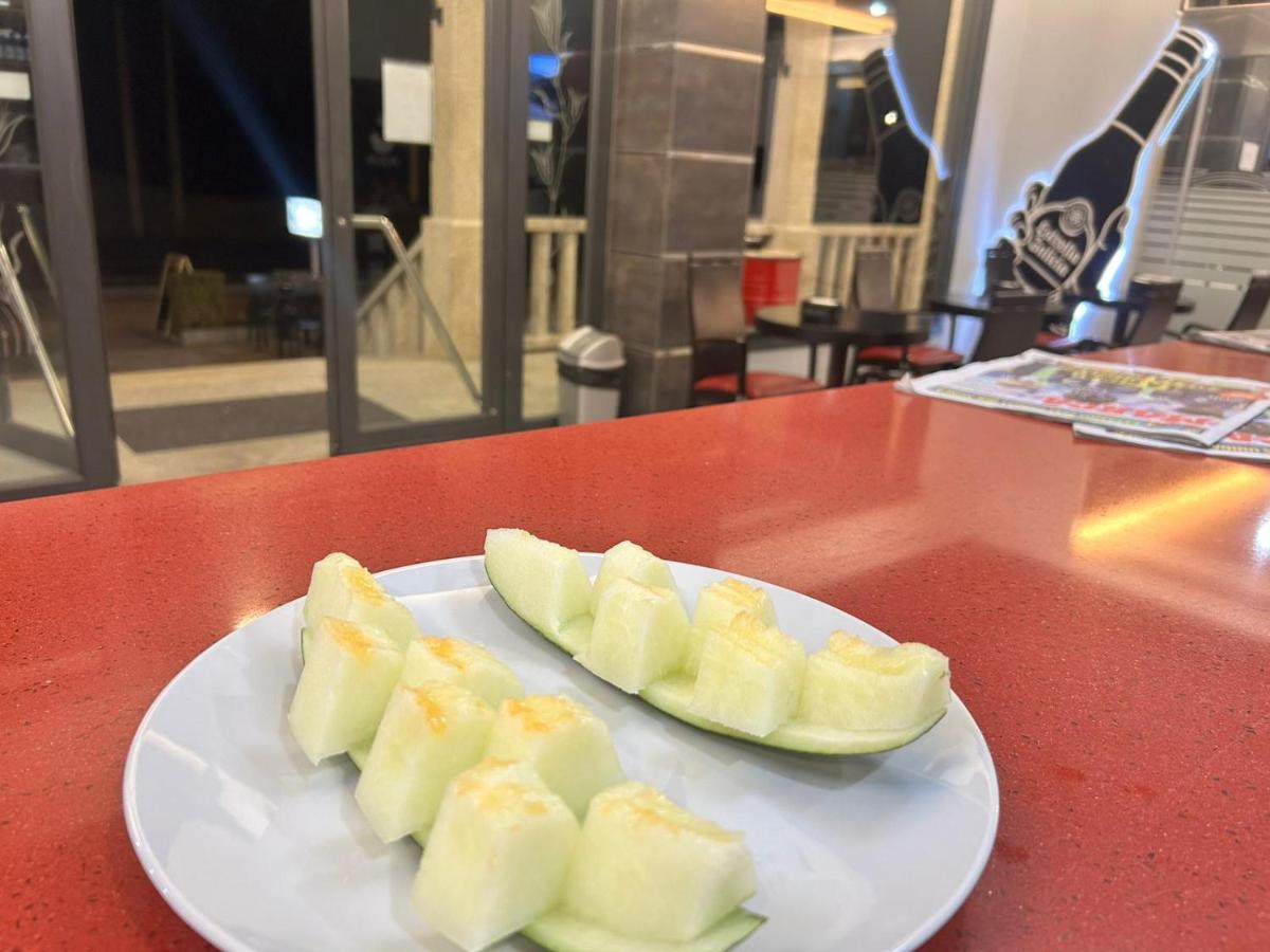אורנסה Hostal Restaurante Aqua מראה חיצוני תמונה